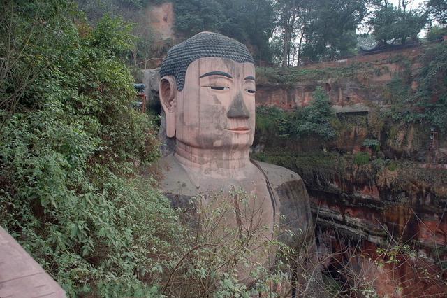 樂山大佛為何以屹立千年？又為何既不雙手合十也不打坐呢？