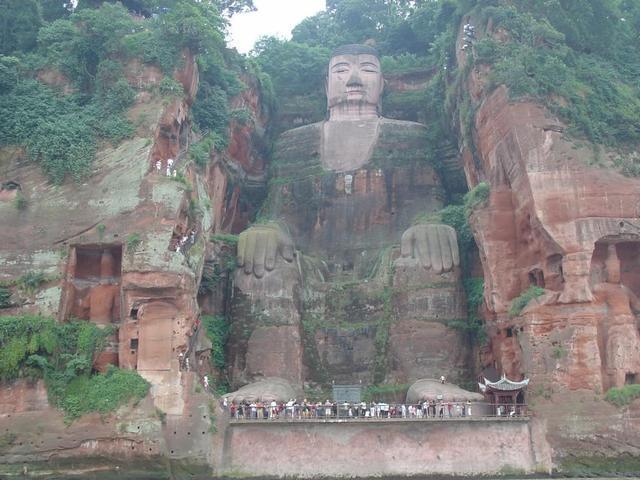樂山大佛為何以屹立千年？又為何既不雙手合十也不打坐呢？